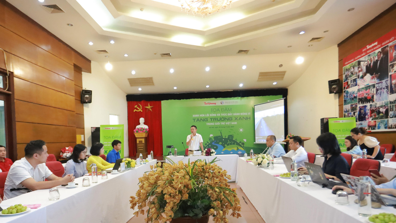 Phó Tổng biên tập Báo Tiền Phong - Nhà báo Phùng Công Sưởng phát biểu mở đầu buổi tọa đàm Phó Tổng biên tập Báo Tiền Phong - Nhà báo Phùng Công Sưởng phát biểu mở đầu buổi tọa đàm