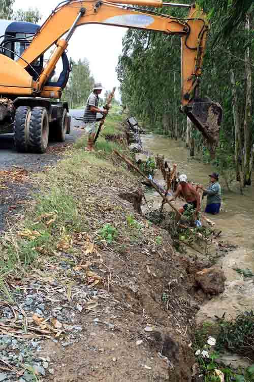 Nước lũ làm sạt lở Đường tỉnh 844, đoạn qua xã Phú Cường, huyện Tam Nông