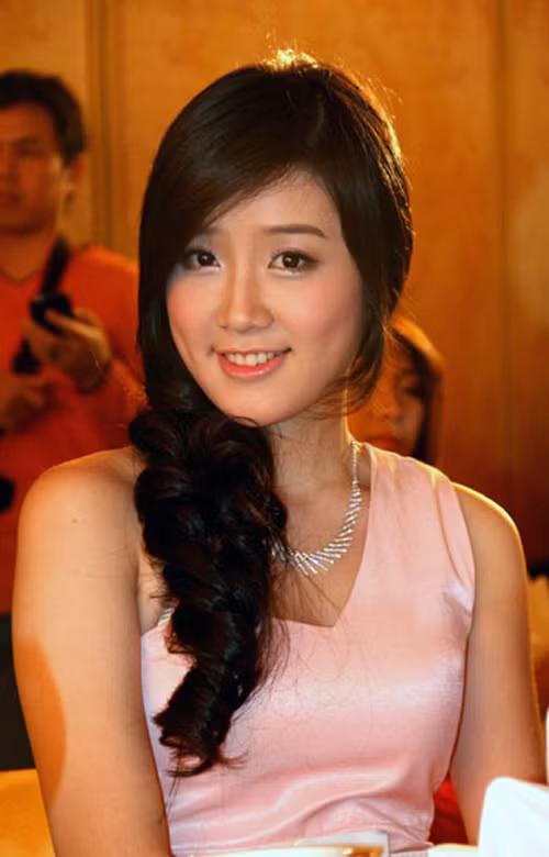 Xuân Mai nhẹ nhàng hơn với chiếc váy hồng