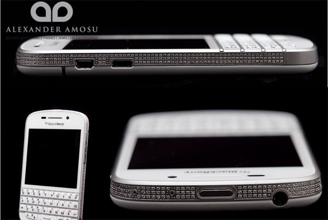 BlackBerry Q10 bọc vàng, kim cương Giá tham khảo: 20.000 USD Nhà thiết kế đồ sang trọng Alexander Amosu, từng nổi tiếng với loạt thiết bị điện tử siêu sang trọng độc quyền, mới đây đã bổ sung vào bộ sưu tập của mình chiếc điện thoại thông minh BlackBerry Q10 được bọc bằng vàng trắng và kim cương. BlackBerry Q10 bọc vàng, kim cương Giá tham khảo: 20.000 USD Nhà thiết kế đồ sang trọng Alexander Amosu, từng nổi tiếng với loạt thiết bị điện tử siêu sang trọng độc quyền, mới đây đã bổ sung vào bộ sưu tập của mình chiếc điện thoại thông minh BlackBerry Q10 được bọc bằng vàng trắng và kim cương. Amosu đã bọc chiếc BlackBerry Q10 bằng vàng trắng 18 carat và gắn lên 700 viên kim cương VVSI với trọng lượng tổng cộng khoảng 4,7 carat. Các thông số phần cứng vẫn giữ nguyên của Q10 bản gốc như màn hình cảm ứng cỡ 3,1 inch, bộ xử lý Snadragon S4 tốc độ 1,5 GHz, RAM 2 GB, tích hợp camera sau 8 Megapixel ở mặt sau, camera trước 2 Megapixel, bộ nhớ trong 16GB có khe cắm thẻ nhớ microSD và pin 2.100 mAh - Ảnh: Tech