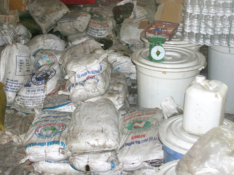 Gần 10 tấn thực phẩm thối này nếu tuồn ra thị trường sẽ rất nguy hiểm cho sức khoẻ người tiêu dùng. Gần 10 tấn thực phẩm thối này nếu tuồn ra thị trường sẽ rất nguy hiểm