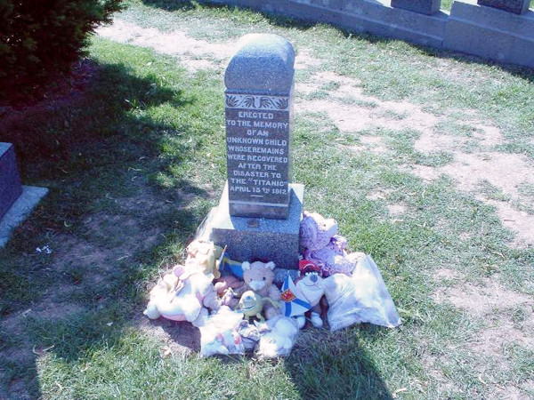 Ngôi mộ của chú bé vô danh