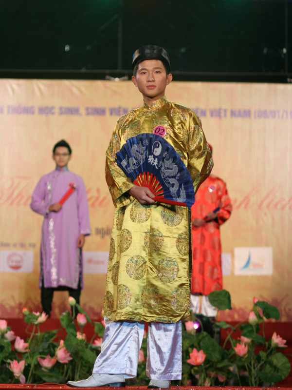 Nam khôi Xuân Dũng trang phục tự chọn là áo dài, khăn xếp