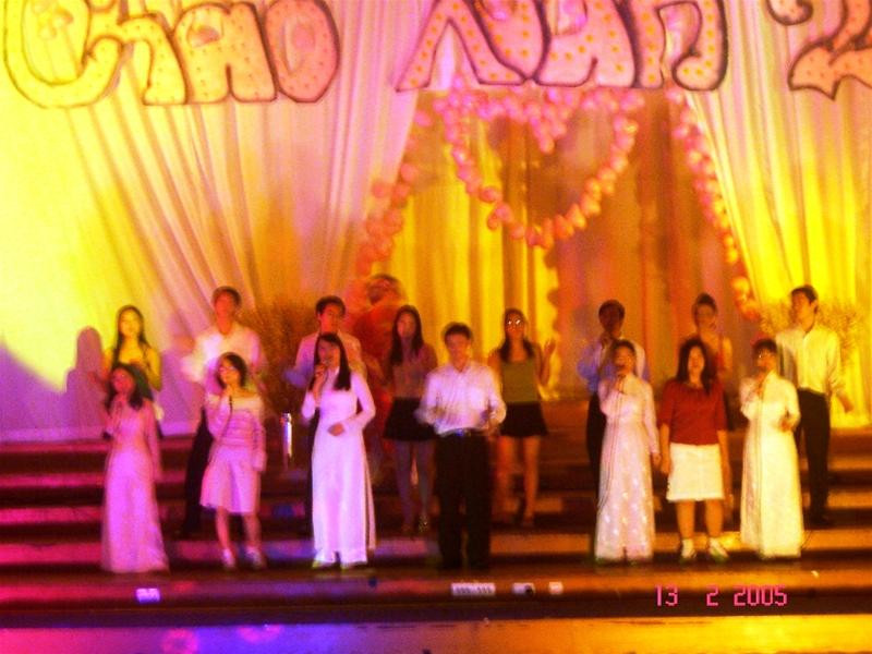 Liên khúc mùa Xuân của du học sinh VN Tiết mục múa lân sôi động Múa hát "Lý Ngựa ô" Màn biểu diễn thời trang áo cưới đầu Xuân