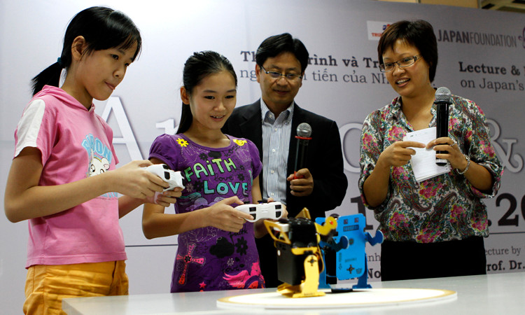 Các bạn trẻ hào hứng tham gia điều khiển hai robot Sumo đấu vật. Các bạn trẻ hào hứng tham gia điều khiển hai robot Sumo đấu vật