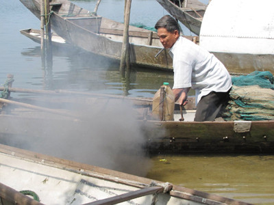 Tự tay quay máy nổ để chạy đò ra phá đánh cá. Ảnh: Ngọc Văn. Tự tay quay máy nổ để chạy đò ra phá đánh cá Ảnh: Ngọc Văn