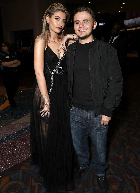 Con gái Michael Jackson mặc váy khoét sâu, khoe hình xăm giữa ngực ảnh 6