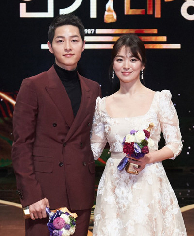 Showbiz 27/3: Vợ chồng Song Hye Kyo lọt top sao quyền lực Hàn Quốc ảnh 5