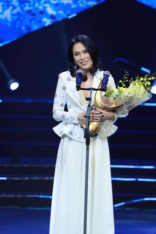 Showbiz 30/3: Vẻ quyến rũ của nữ MC có chân 1m1 dài nhất VTV ảnh 5