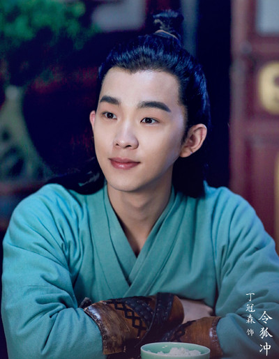 Showbiz 3/2: Búp bê Ken' và bạn gái cùng phẫu thuật cắt xương sườn ảnh 5