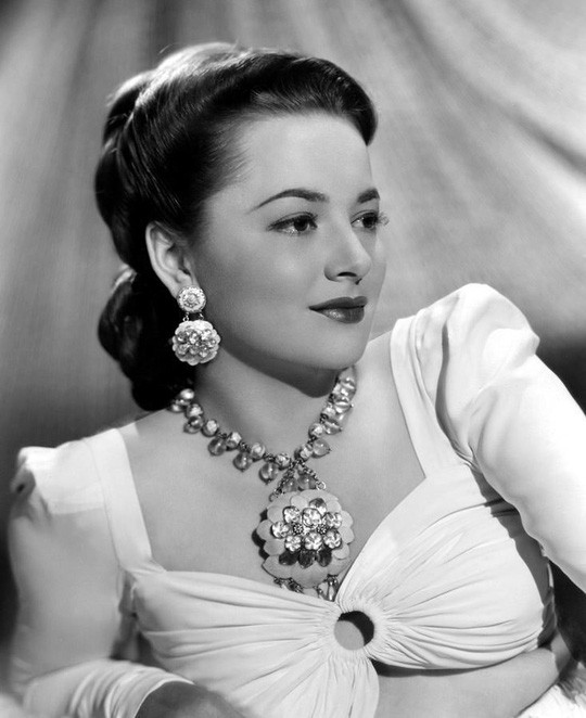 Sao phim 'Cuốn theo chiều gió' 101 tuổi vẫn kiên trì đi kiện ảnh 2