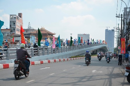 …và thông thoáng hơn khi cầu đã thông