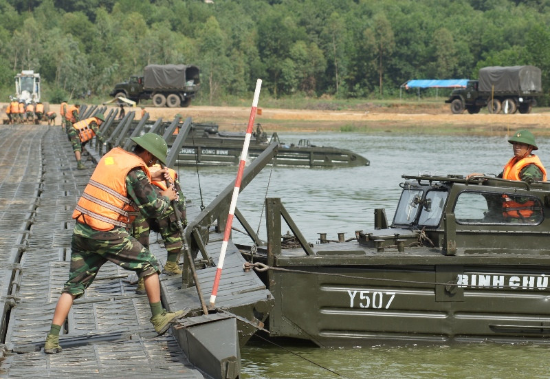 Chiến sĩ công binh lắp cầu phao PMP 60 tấn, dài 160m giải tỏa ùn tắc giao thông
