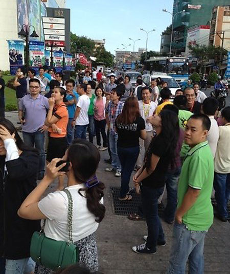 Nhân viên tòa nhà chạy xuống mặt đất - Ảnh: Phương Anh. Nhân viên tòa nhà chạy xuống mặt đất - Ảnh: Phương Anh