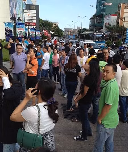 Nhân viên tòa nhà chạy xuống mặt đất - Ảnh: Phương Anh 