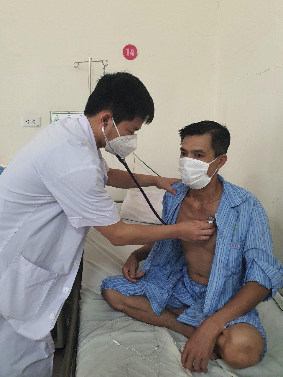 Bác sỹ thăm khám cho bệnh nhân T sau ca phẫu thuật. Ảnh: BS cung cấp Bác sỹ thăm khám cho bệnh nhân T sau ca phẫu thuật. Ảnh: BS cung cấp