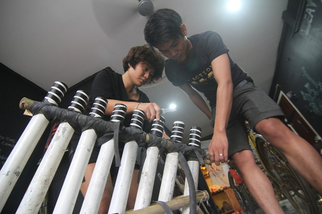 Buổi trưa và chiều, nhóm tập trung làm nhạc cụ. Chiếc đàn ống này có tên gọi Thongaphone, làm từ ống nước