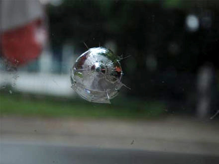 Vết kính thủng được xác định là do súng thể thao bắn vào