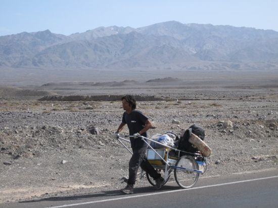 Trung bình mỗi ngày Masahito Yoshida đi được 30 km và kéo xe nặng khoảng 50kg