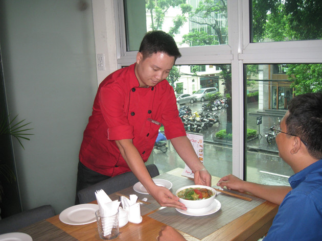 Bữa ăn với tầm nhìn đẹp, bàn ghế xịn giá 25.000 đồng tại nhà hàng MyWay. Ảnh: Sỹ Lực. Bữa ăn với tầm nhìn đẹp, bàn ghế xịn giá 25.000 đồng tại nhà hàng MyWay. ảnh: Sỹ Lực