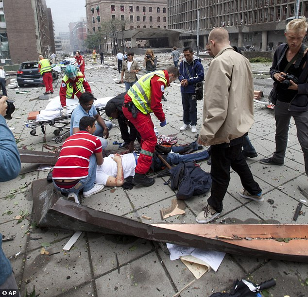 Nhân viên cứu hộ khẩn cấp đưa các nạn nhân đi cấp cứu