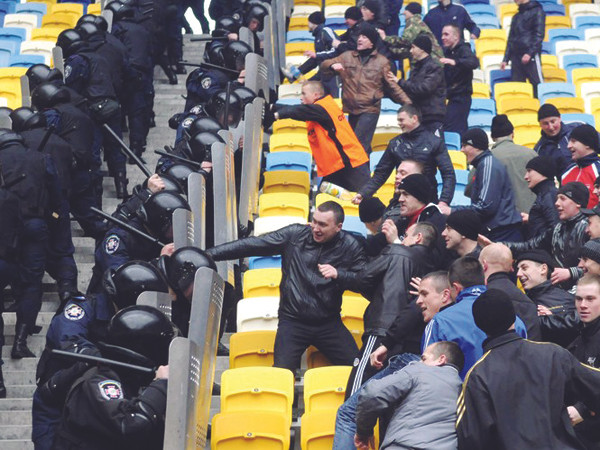 Bạo lực trên khán đài tại Ukraine. Ảnh: Yuriy Dyachyshyn