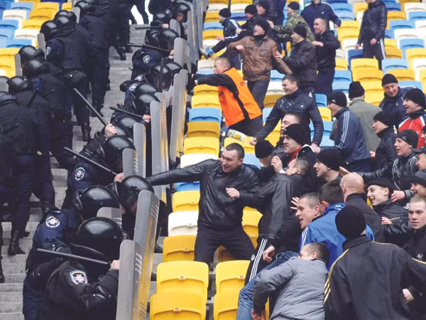 Bạo lực trên khán đài tại Ukraine. Ảnh: Yuriy Dyachyshyn