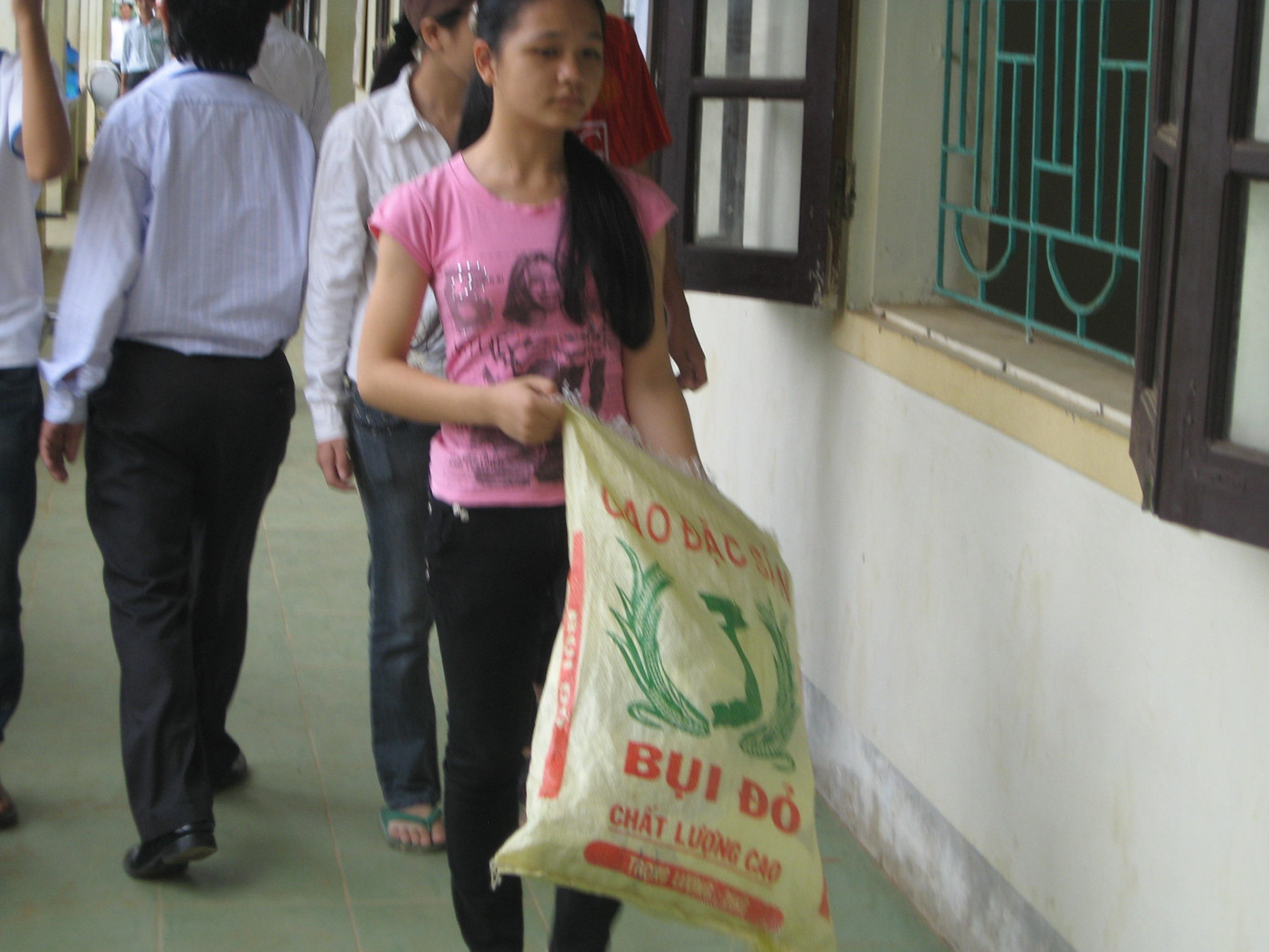 Thí sinh gom “phao”ngoài phòng thi. Ảnh : Phan Sáng. Thí sinh gom “phao”ngoài phòng thi. Ảnh : Phan Sáng