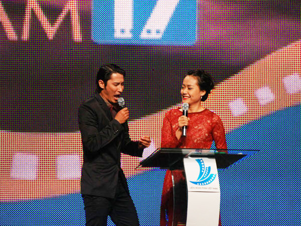 Huy Khánh pha trò trong lễ bế mạc. Ảnh: Hoàng Tuấn