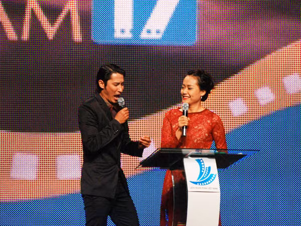 Huy Khánh pha trò trong lễ bế mạc. Ảnh: Hoàng Tuấn