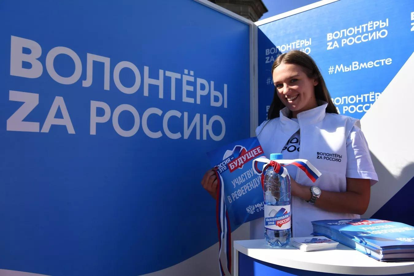 Một tình nguyện viên phát tờ rơi về cuộc trưng cầu dân ý ở Melitopol, Zaporozhye (Ukraine). Ảnh: Sputnik Một tình nguyện viên phát tờ rơi về cuộc trưng cầu dân ý ở Melitopol, Zaporozhye (Ukraine). Ảnh: Sputnik