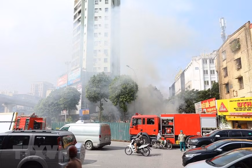 Quận Thanh Xuân đã điều 4 xe chữa cháy đến hiện trường để nhanh chóng khống chế đám cháy, không để lan ra khu dân cư. Ảnh: Hoàng Hiếu - TTXVN