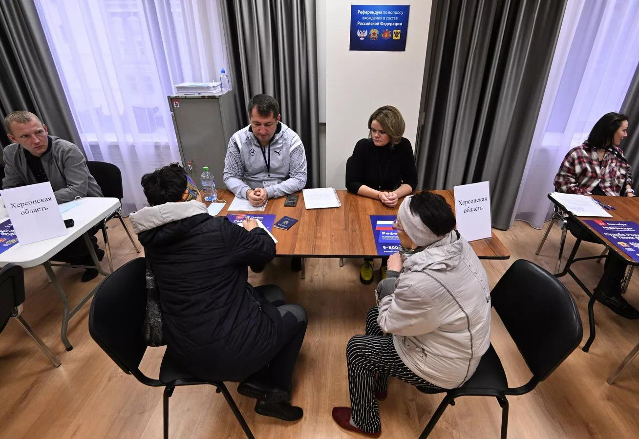 Người dân bỏ phiếu tại cơ quan ngoại giao của Donetsk ở Mátxcơva. Ảnh: Sputnik