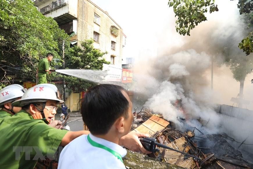 Đến 9h, đám cháy đã được dập tắt, không có thương vong về người. (Ảnh: Hoàng Hiếu/TTXVN)