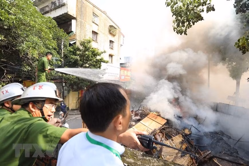 Đến 9h, đám cháy đã được dập tắt, không có thương vong về người. (Ảnh: Hoàng Hiếu/TTXVN)