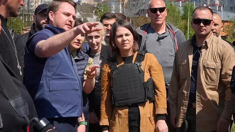 Bộ trưởng Ngoại giao Đức – Annalena Baerbock thăm Kiev hồi tháng 5. Ảnh: AP