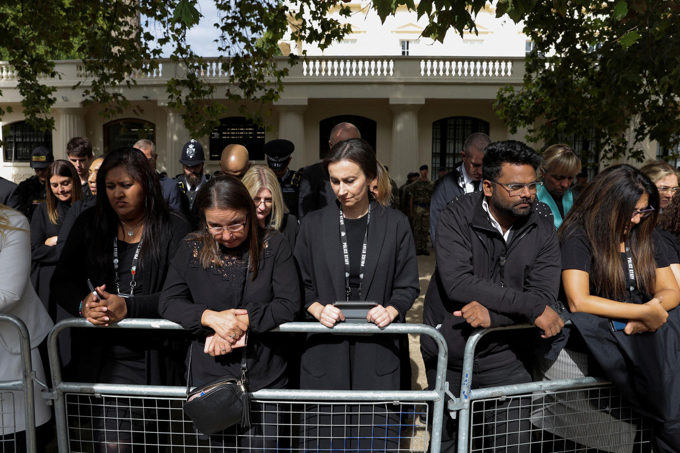 11h55’ (giờ địa phương): Toàn bộ nước Anh dành hai phút mặc niệm để tưởng nhớ Nữ hoàng.
