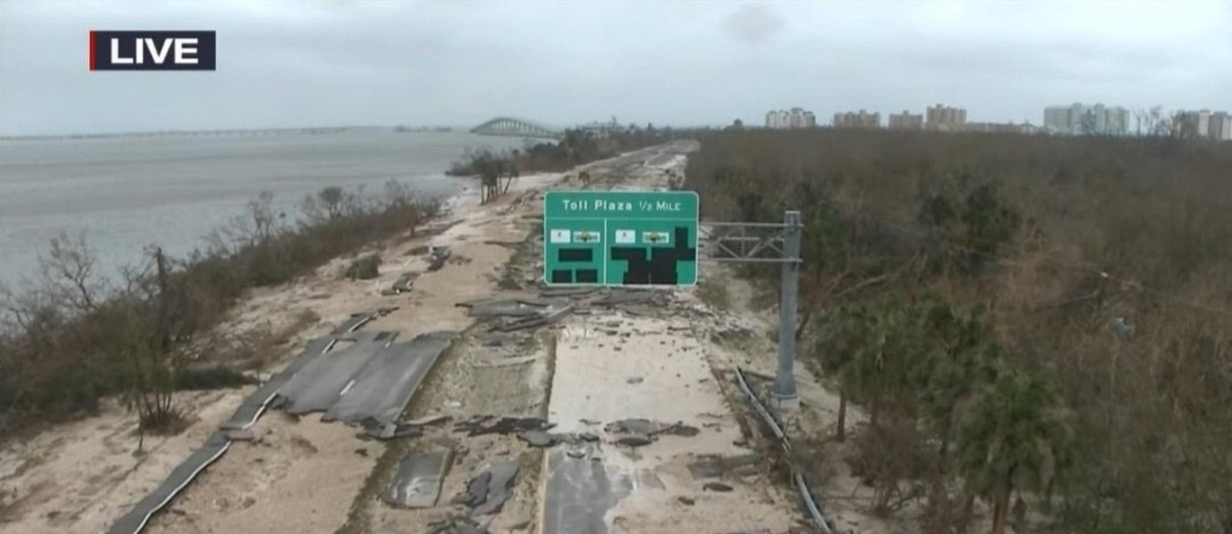 Một tuyến đường bị "cày" nát bởi bão Ian. Ảnh: Twitter