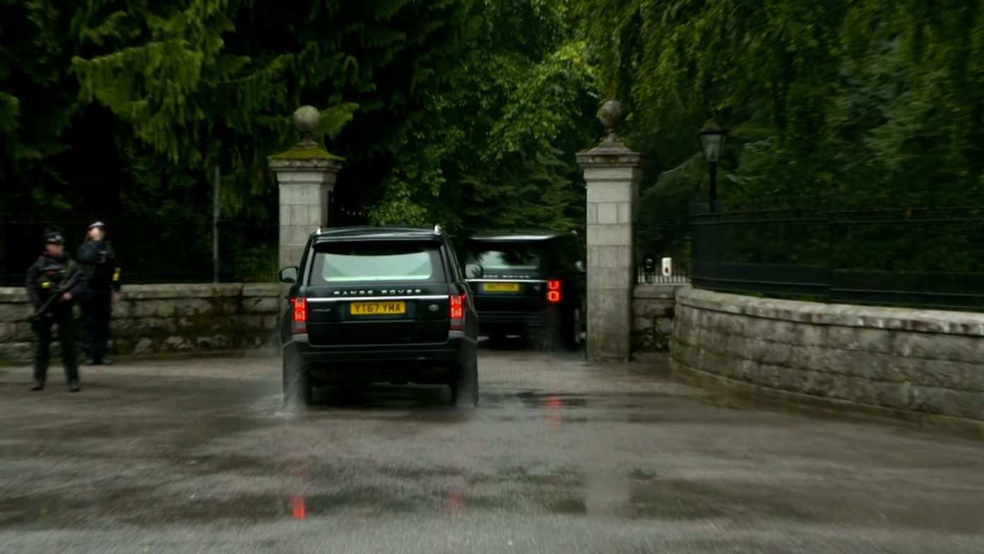 Đoàn xe tiến vào Lâu đài Balmoral ở Scotland - nơi Nữ hoàng Anh đang nghỉ ngơi. Ảnh: CNN