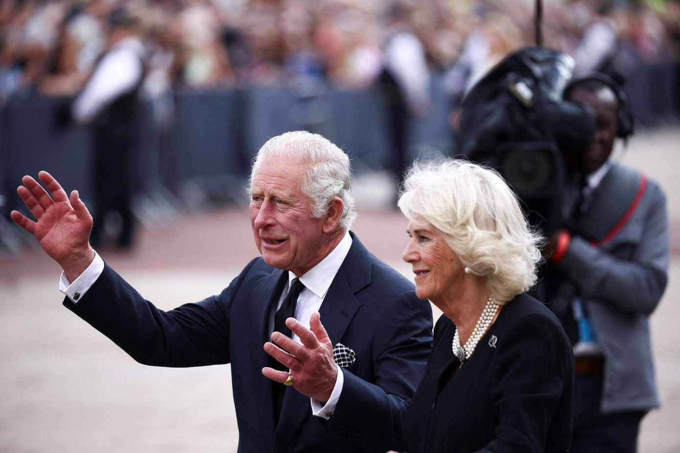 Vua Charles và Hoàng hậu Camilla vẫy chào người dân trước Cung điện Buckingham hôm 9/9. Ảnh: Reuters