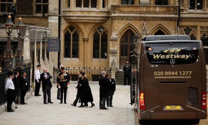 Các khách mời đến Tu viện Westminster. Ảnh: The Guardian