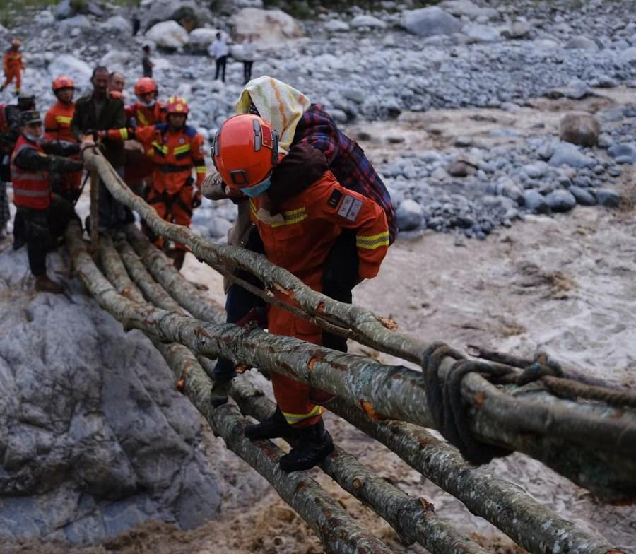 Ít nhất một thị trấn đã chịu thiệt hại nặng nề do lở đất, CCTV đưa tin. Tại Lô Định, cơ sở hạ tầng điện nước và viễn thông đã bị hư hại nghiêm trọng. 243 ngôi nhà đã bị sập và 13.010 ngôi nhà bị hư hại. Ảnh: Xinhua