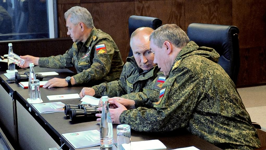 Theo phát ngôn viên Điện Kremlin Dmitry Peskov, Tổng thống Putin đã đến thao trường Sergeevsky ở Vùng Primorsky và có cuộc họp kín với Bộ trưởng Quốc phòng Sergey Shoigu cùng Tổng tham mưu trưởng quân đội Valery Gerasimov. Ảnh: AP