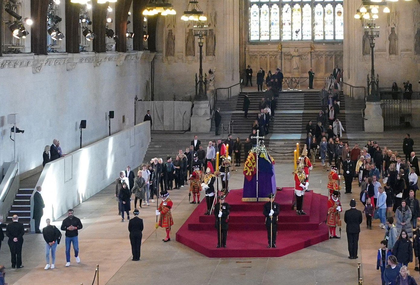 Tổng thống Joe Biden và phu nhân đứng trên ban công viếng Nữ hoàng. Ảnh: Reuters