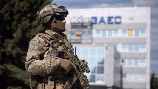 Binh sĩ Nga canh gác nhà máy Zaporozhye. Ảnh: Sputnik
