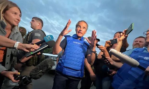 Tổng giám đốc IAEA Rafael Grossi trả lời báo giới sau ngày đầu tiên làm việc tại Zaporozhye. Ảnh: Reuters