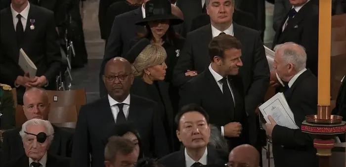 Tổng thống Pháp Emmanuel Macron cùng phu nhân. Ảnh: Sky News