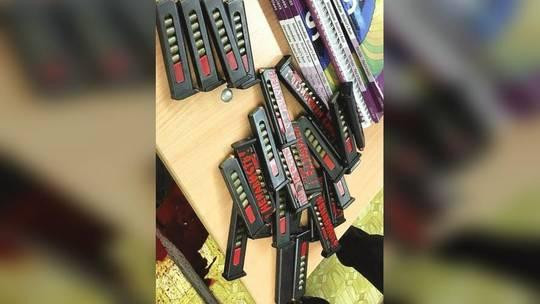 Những băng đạn được nghi phạm sử dụng. Trên băng đạn có chữ "căm hận" bằng tiếng Nga. Ảnh: RT Những băng đạn được nghi phạm sử dụng. Trên băng đạn có chữ "căm hận" bằng tiếng Nga. Ảnh: RT