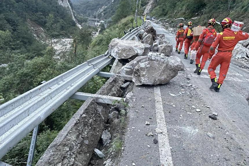 Tổng cộng 10 cơn dư chấn có cường độ từ 3,0 độ richter trở lên đã được ghi nhận, bao gồm 1 trận động đất từ 4,0 đến 4,9 độ richter, 9 trận động đất từ 3,0 đến 3,9 độ richter. Dư chấn lớn nhất mạnh 4,2 độ richter. Ảnh: EPA-EFE