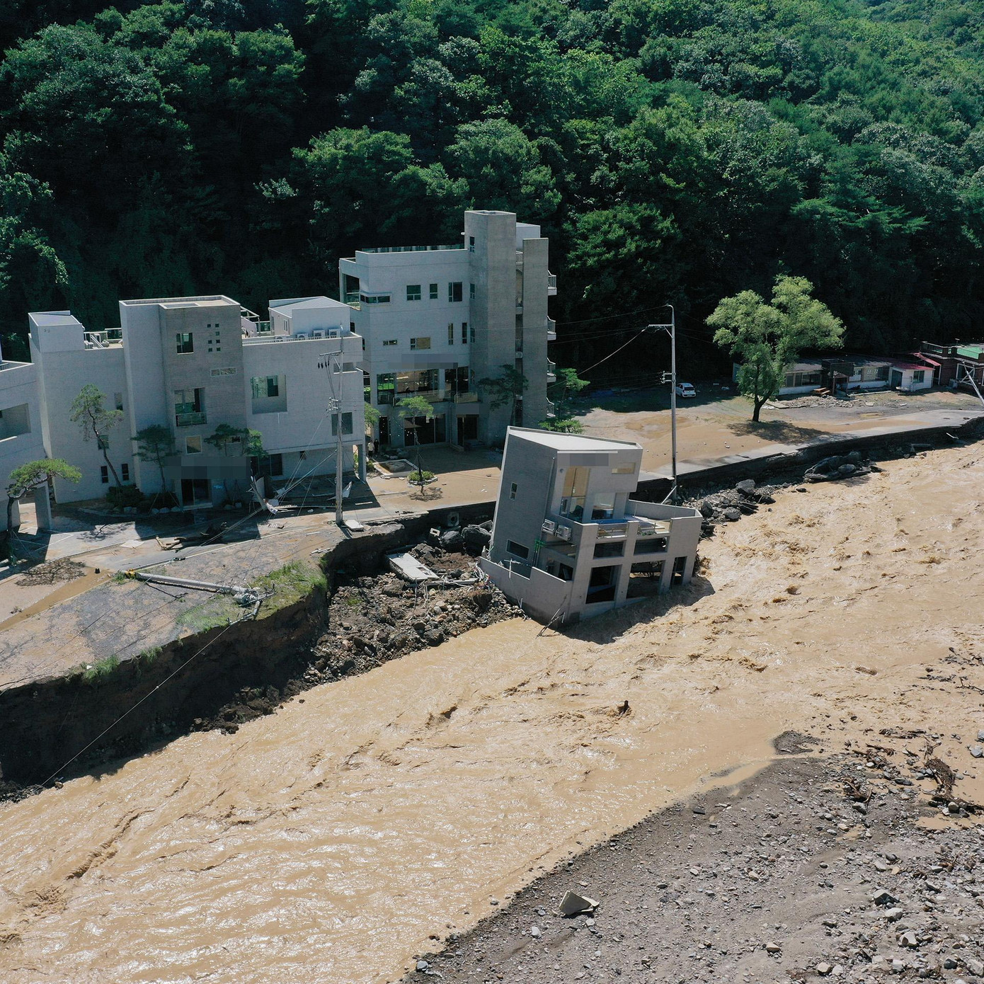 Trước khi cơn bão đổ bộ sáng sớm 6/9, chính quyền Hàn Quốc đã đóng cửa hơn 600 trường học để đề phòng và các hãng hàng không địa phương đã hủy khoảng 250 chuyến bay nội địa. Ảnh: Yonhap